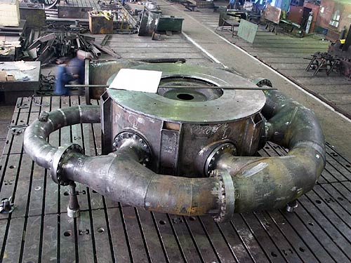 Vertical Pelton turbine housing with distributor; welded assembly.